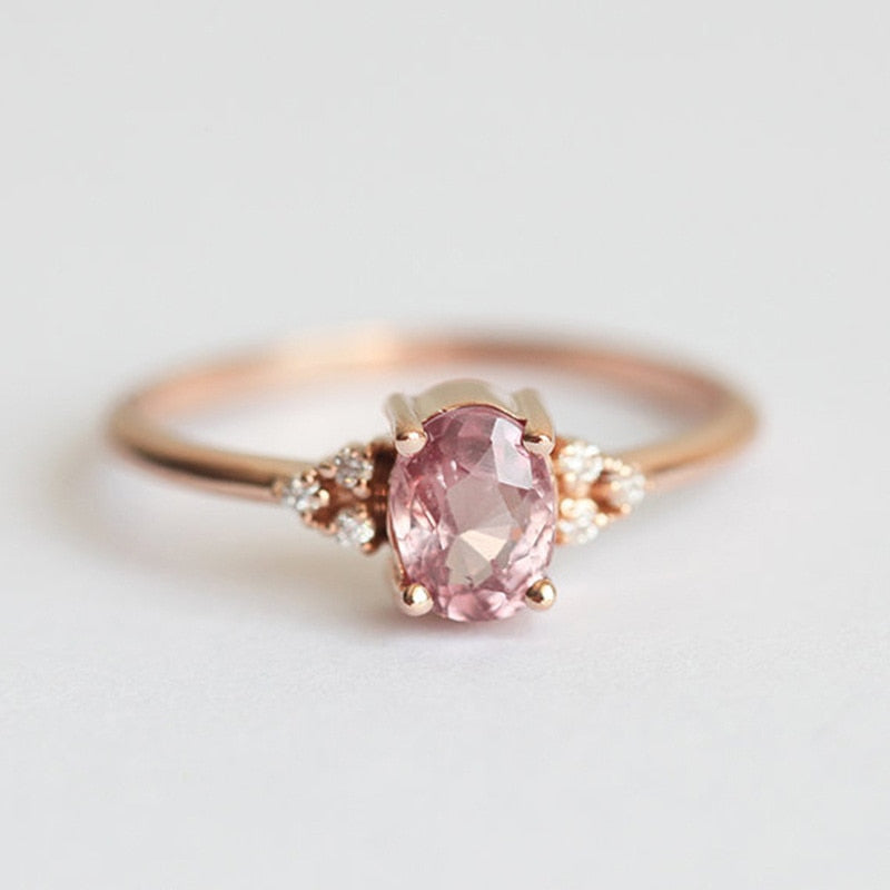 Bague avec zircons et un grand œillet