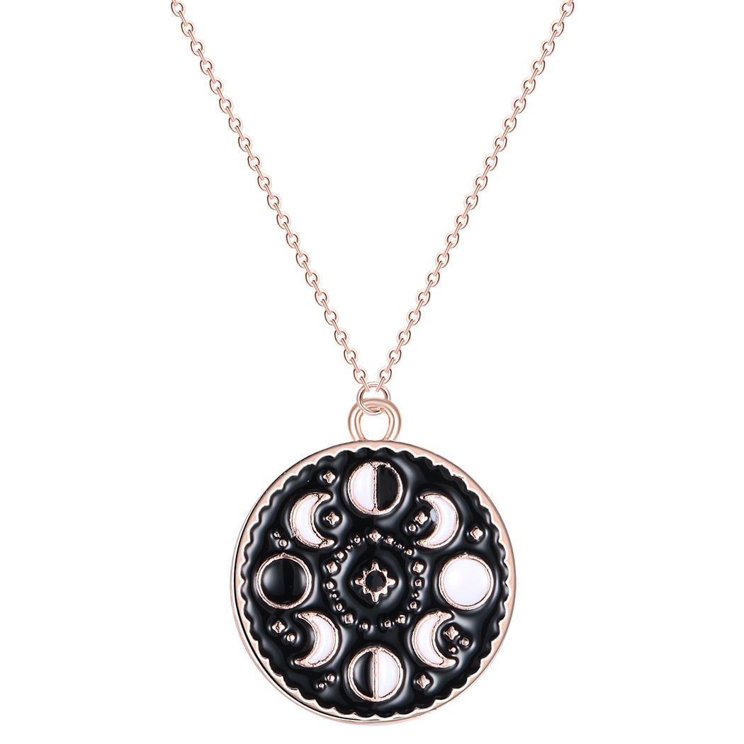 Collier avec un pendentif en forme de phases de la lune
