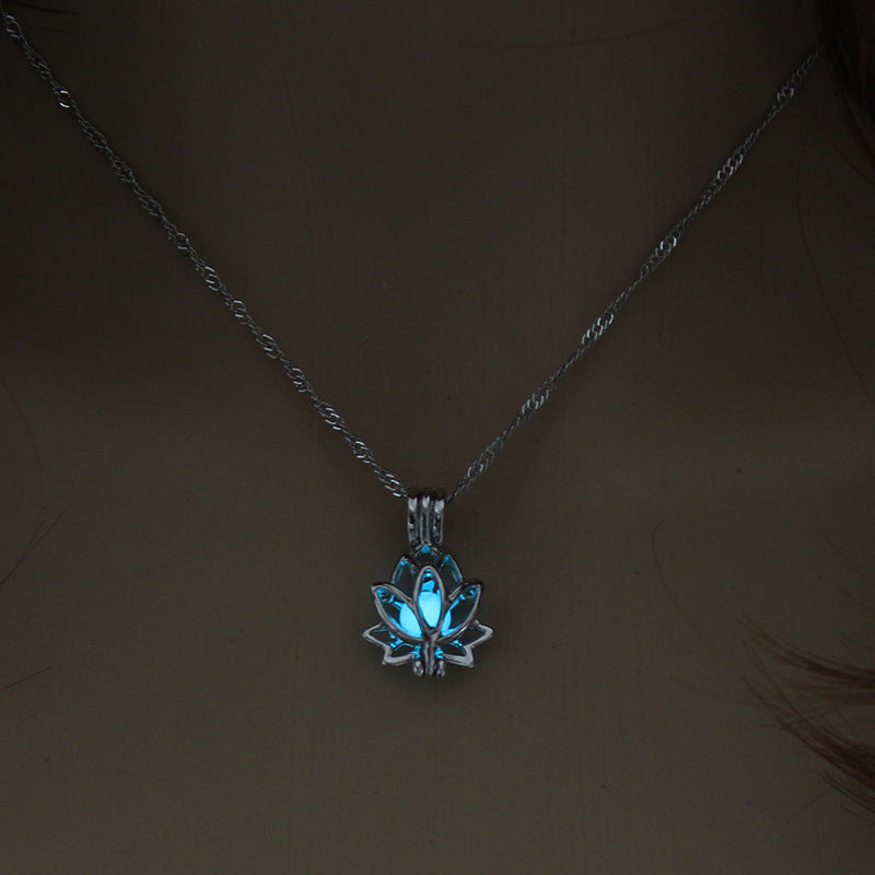 Collier lumineux avec une fleur de lotus