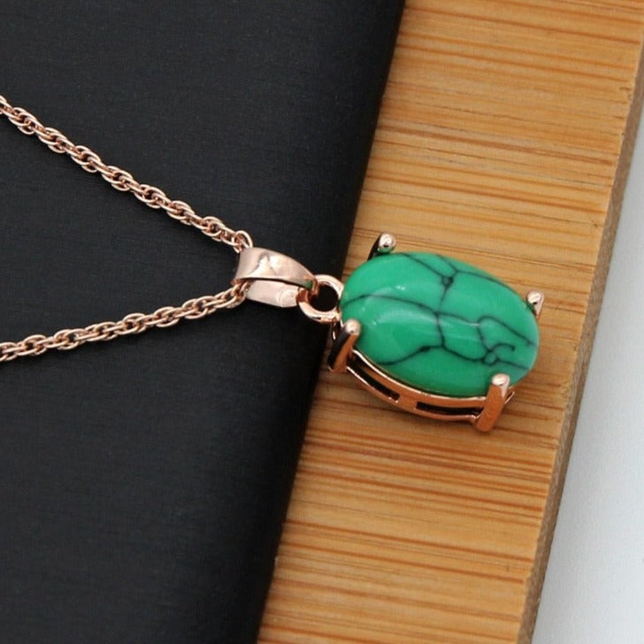 Ensemble de bijoux avec une pierre colorée