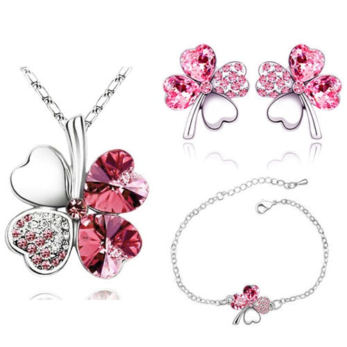 Un ensemble de bijoux avec un trèfle à quatre feuilles