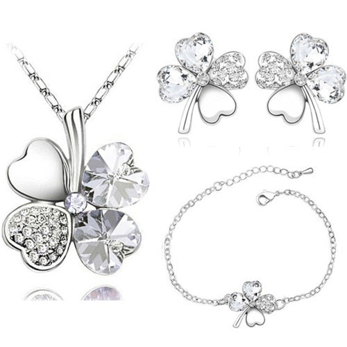 Un ensemble de bijoux avec un trèfle à quatre feuilles
