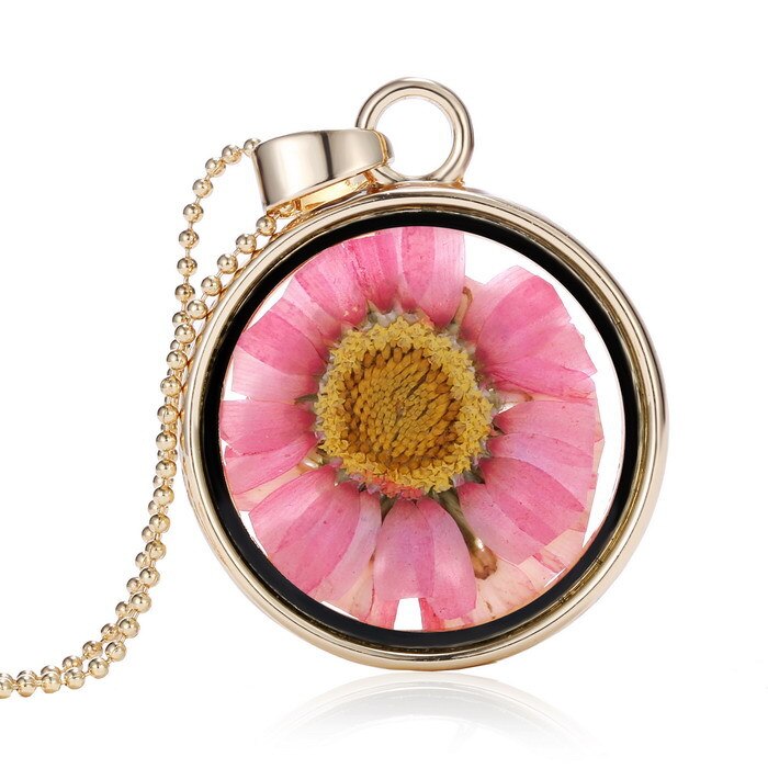 Collier avec une fleur séchée
