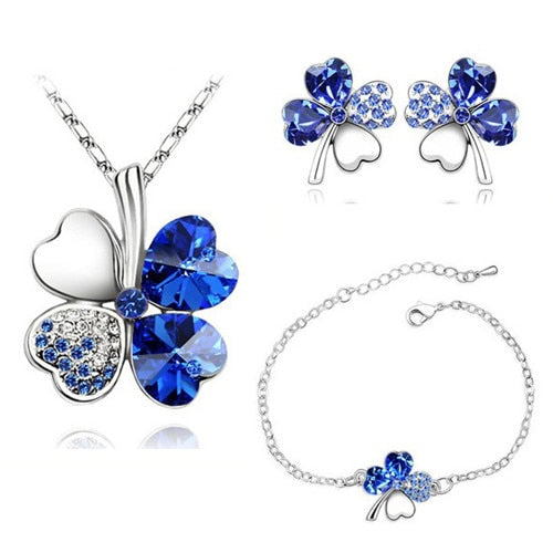 Un ensemble de bijoux avec un trèfle à quatre feuilles