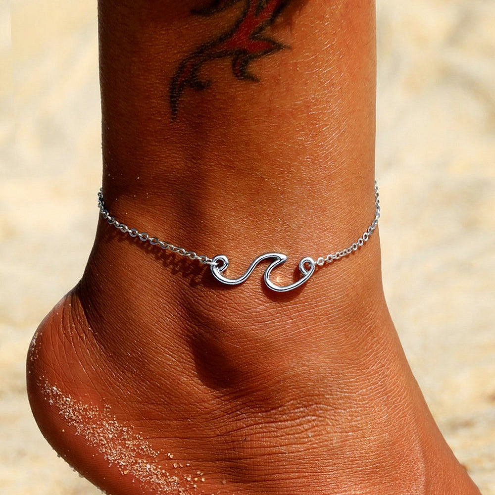 Bracelet de cheville minimaliste avec un motif de vague