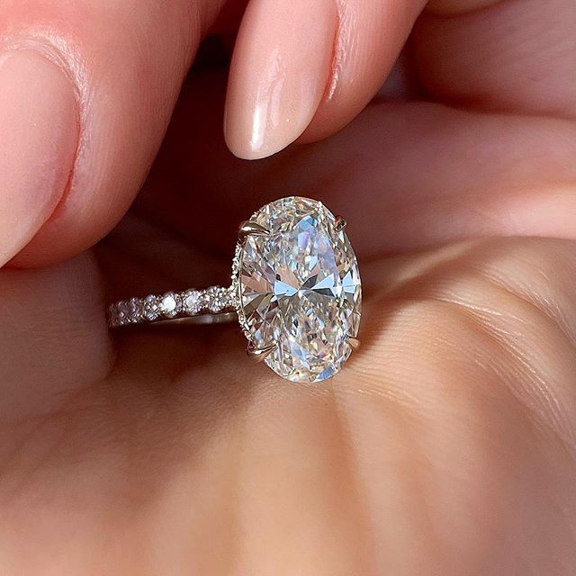 Bague avec zircons et un grand œillet