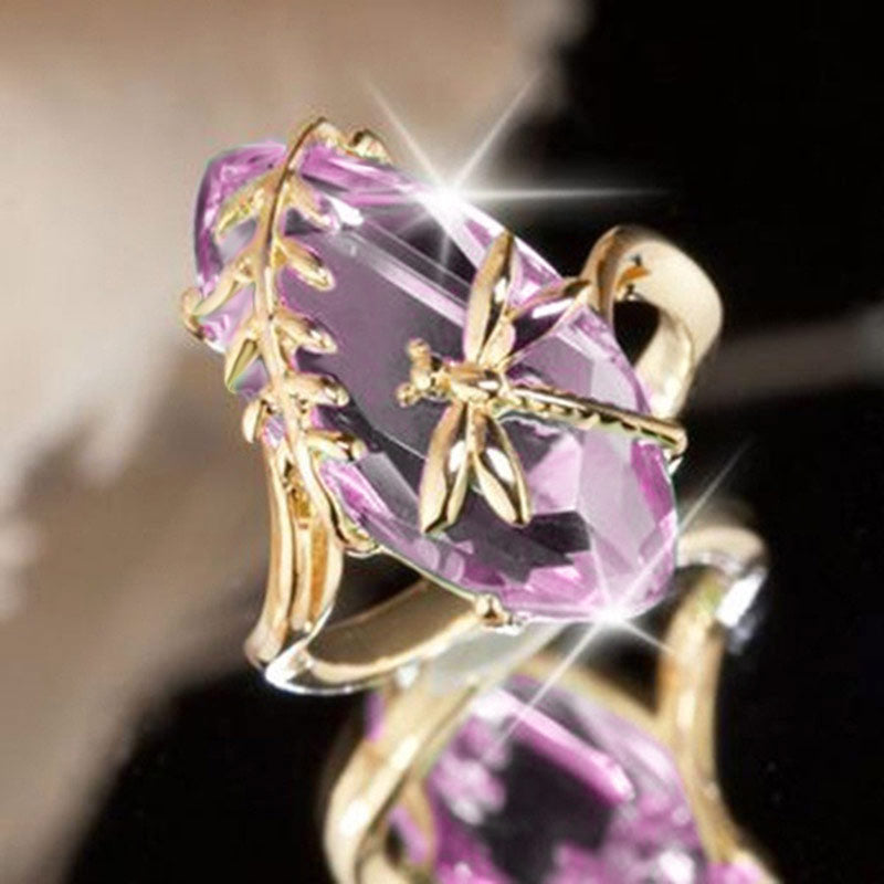 Libellule sur bague en pierre