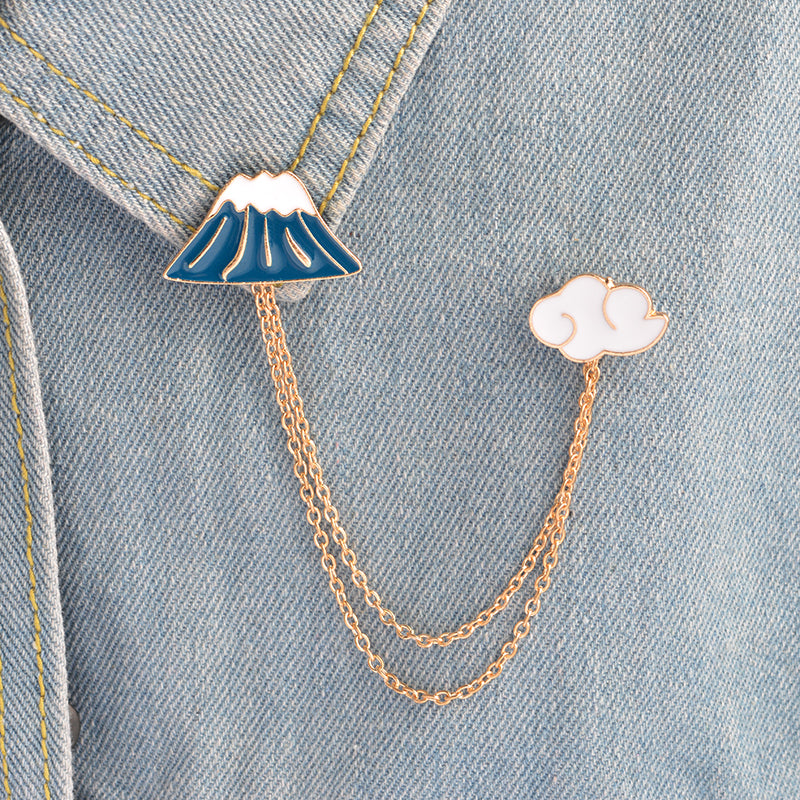 Broche avec une chaîne - volcan