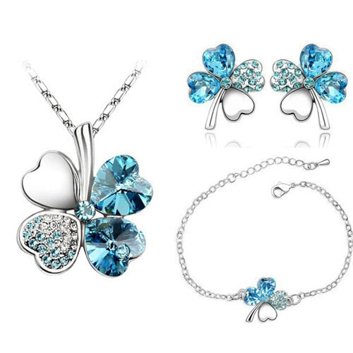 Un ensemble de bijoux avec un trèfle à quatre feuilles