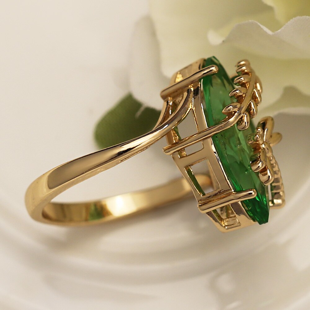 Libellule sur bague en pierre