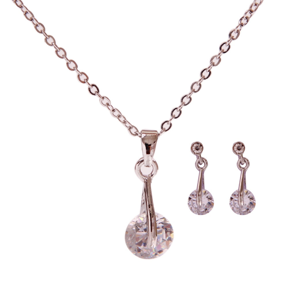 Ensemble de bijoux avec un pendentif en zircone cubique