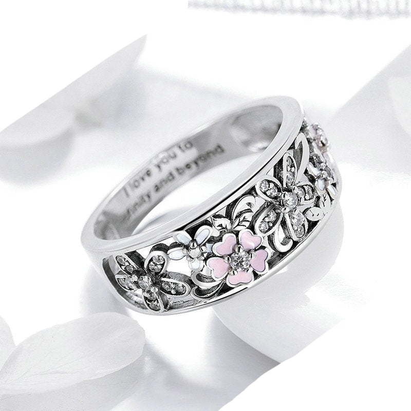 Bague ajourée avec des fleurs