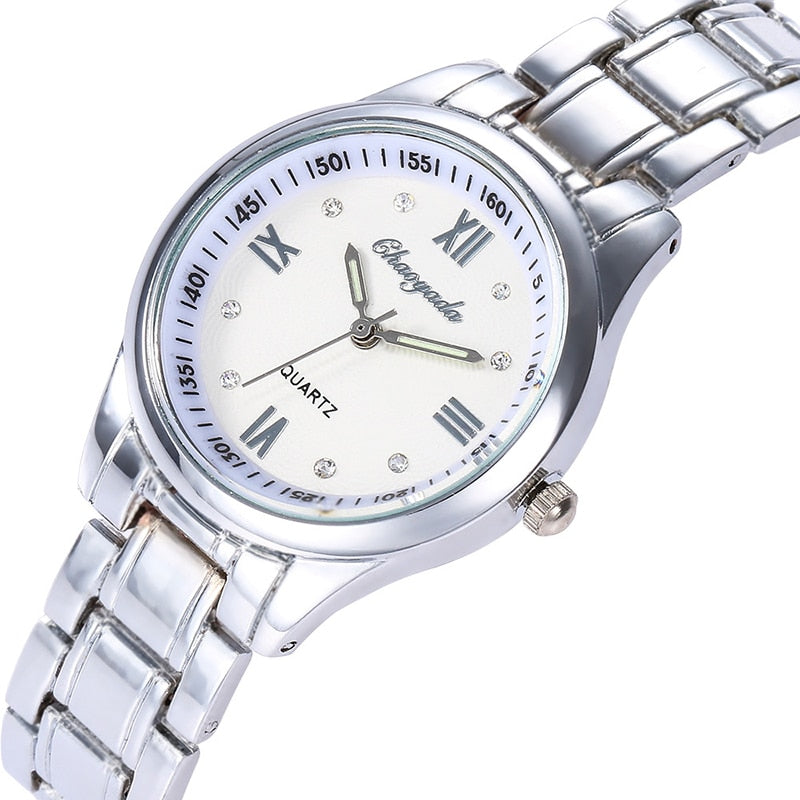 Montre classique pour dames sur un bracelet