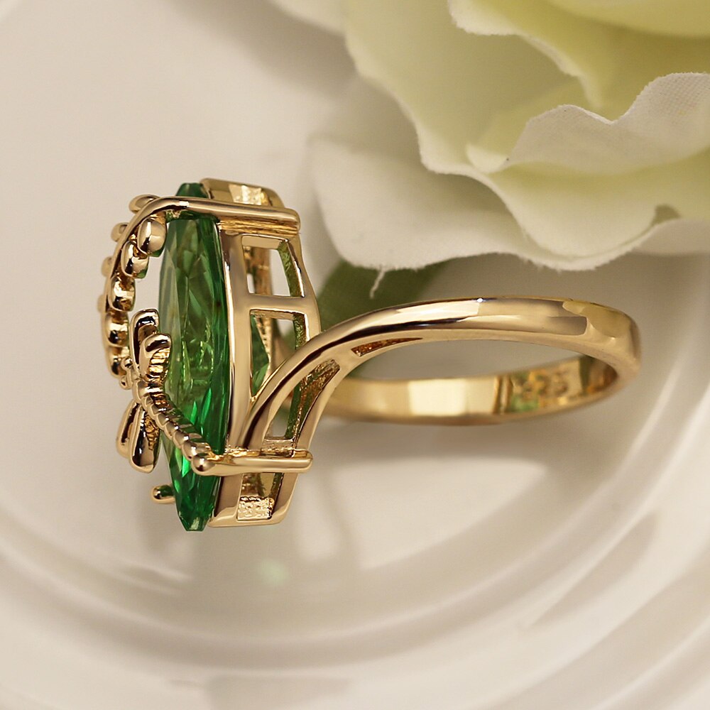 Libellule sur bague en pierre