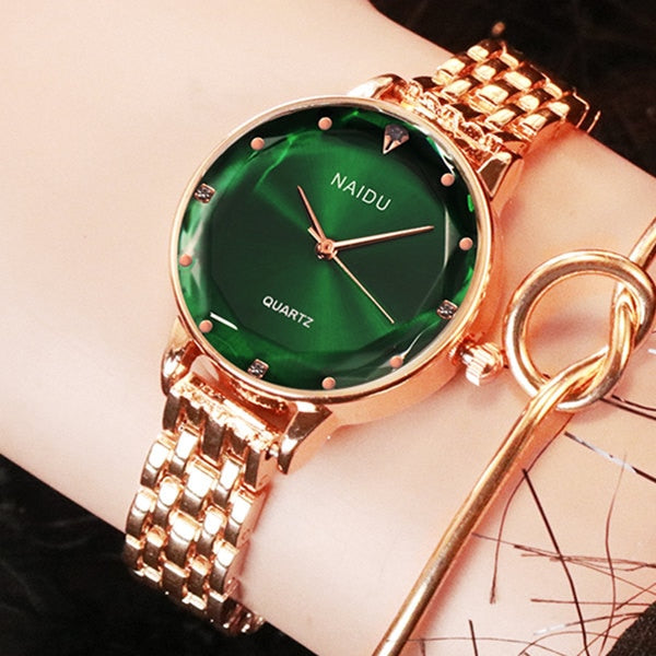 Élégante montre pour dames sur un bracelet avec un cadran coloré