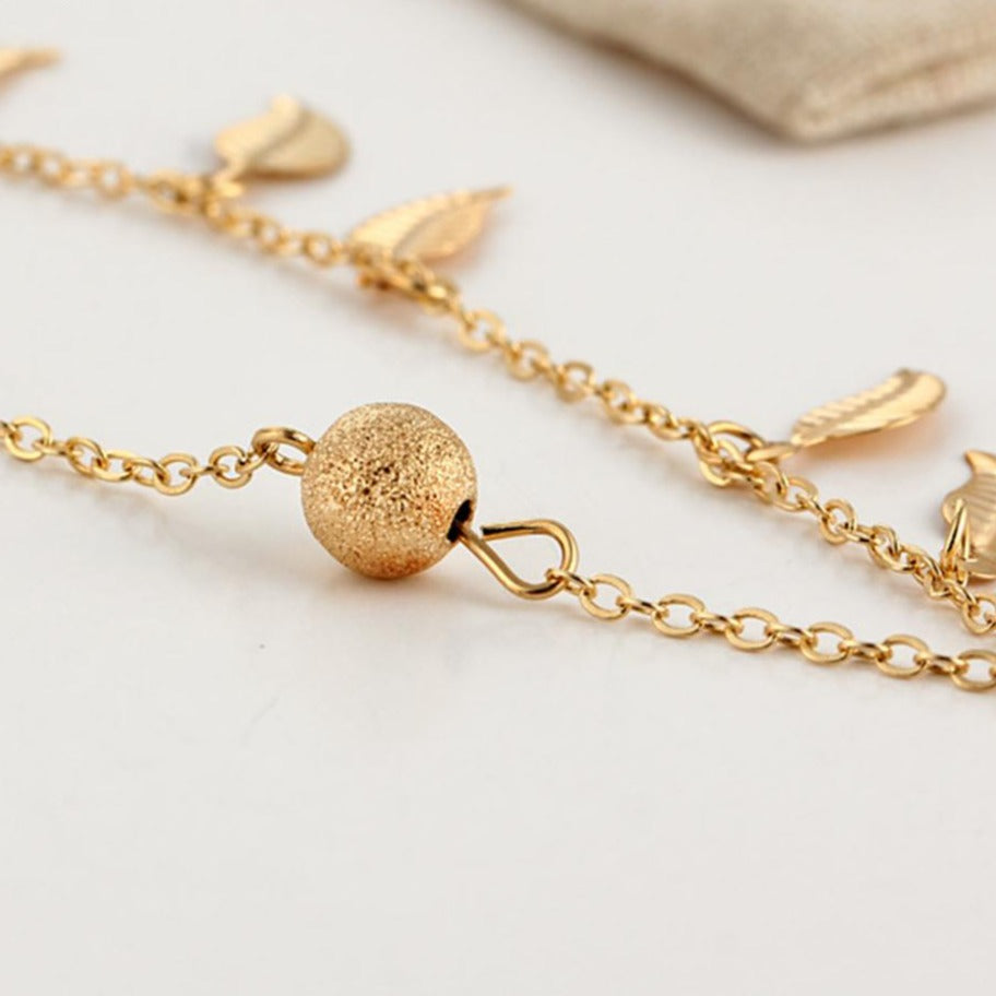 Bracelet de cheville avec pendentifs en forme de feuille