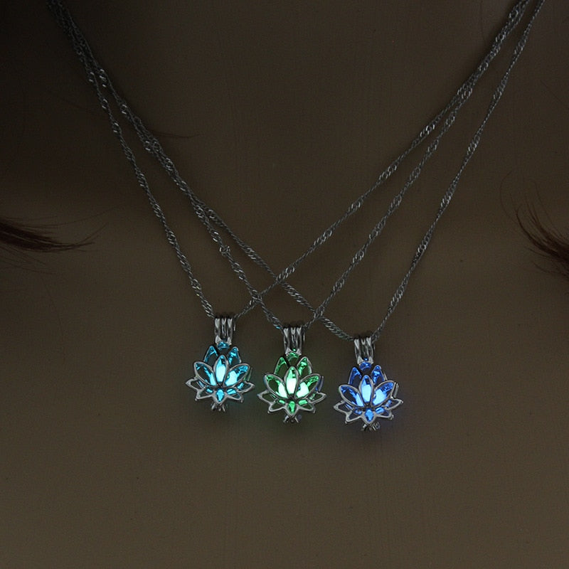 Collier lumineux avec une fleur de lotus