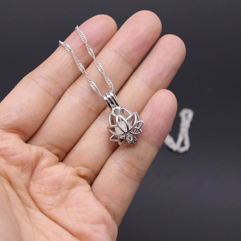 Collier lumineux avec une fleur de lotus