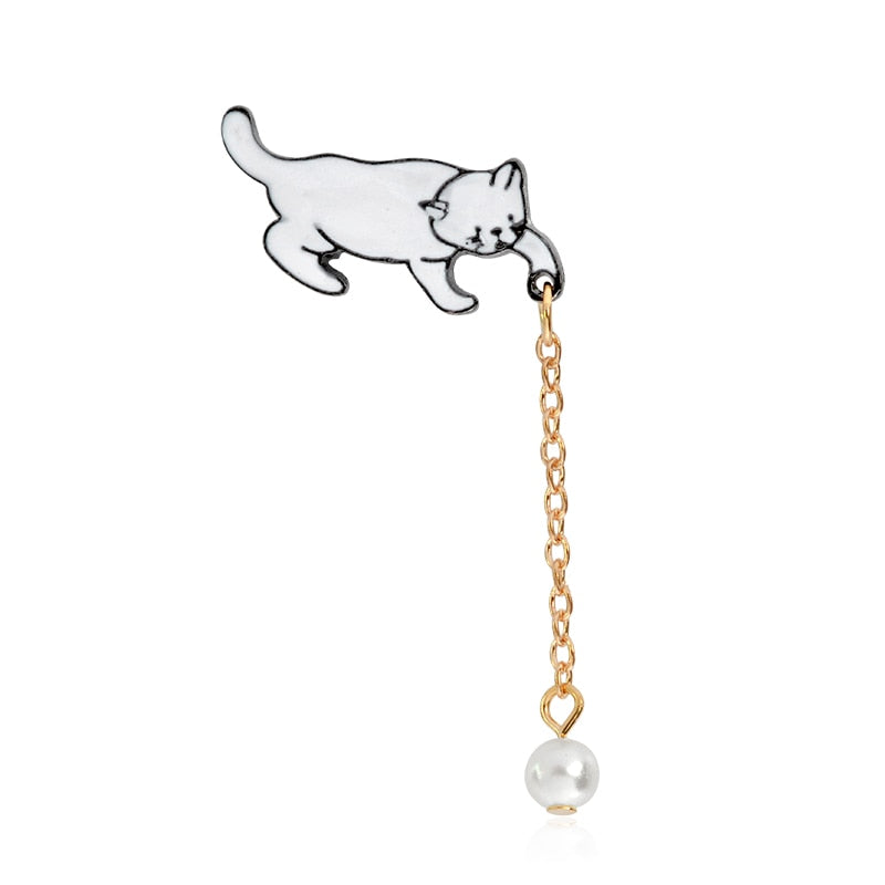 Pin avec une chaîne - chaton avec une perle