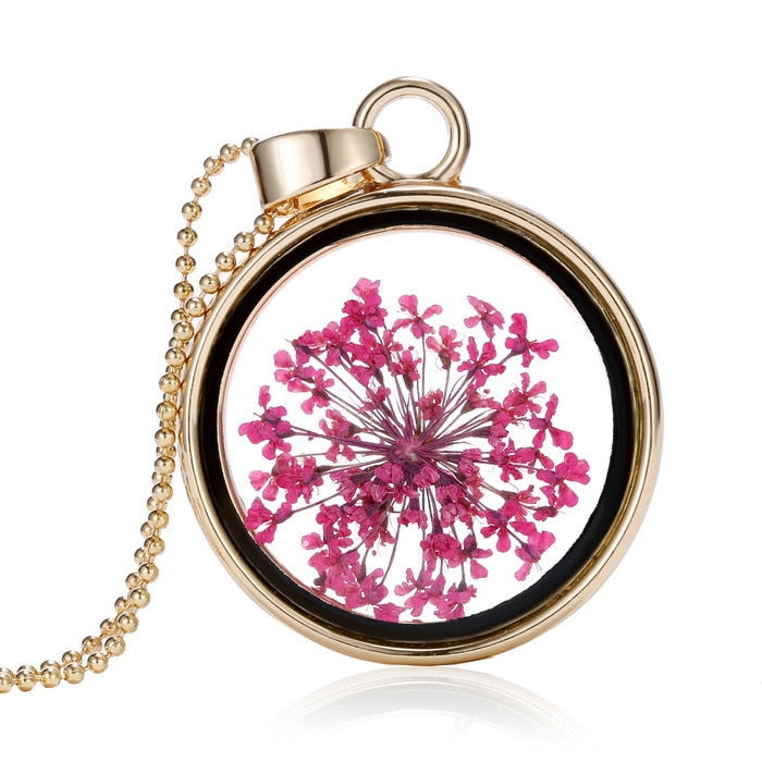 Collier avec une fleur séchée