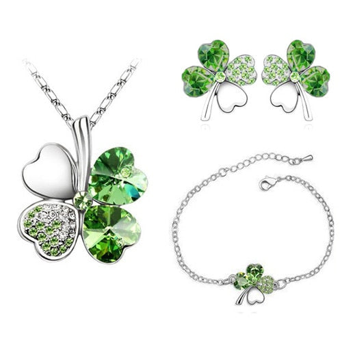 Un ensemble de bijoux avec un trèfle à quatre feuilles