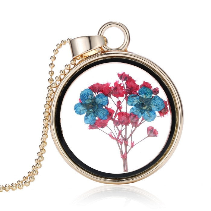 Collier avec une fleur séchée