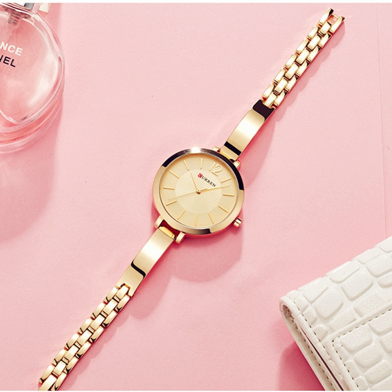 Montre pour dames sur un délicat bracelet décoratif