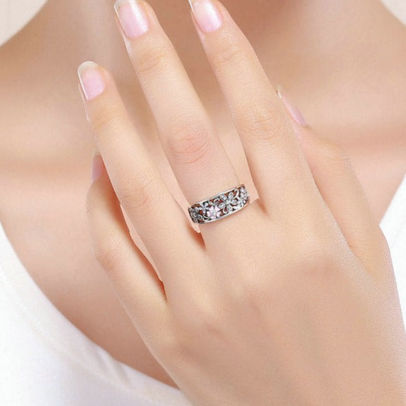 Bague ajourée avec des fleurs