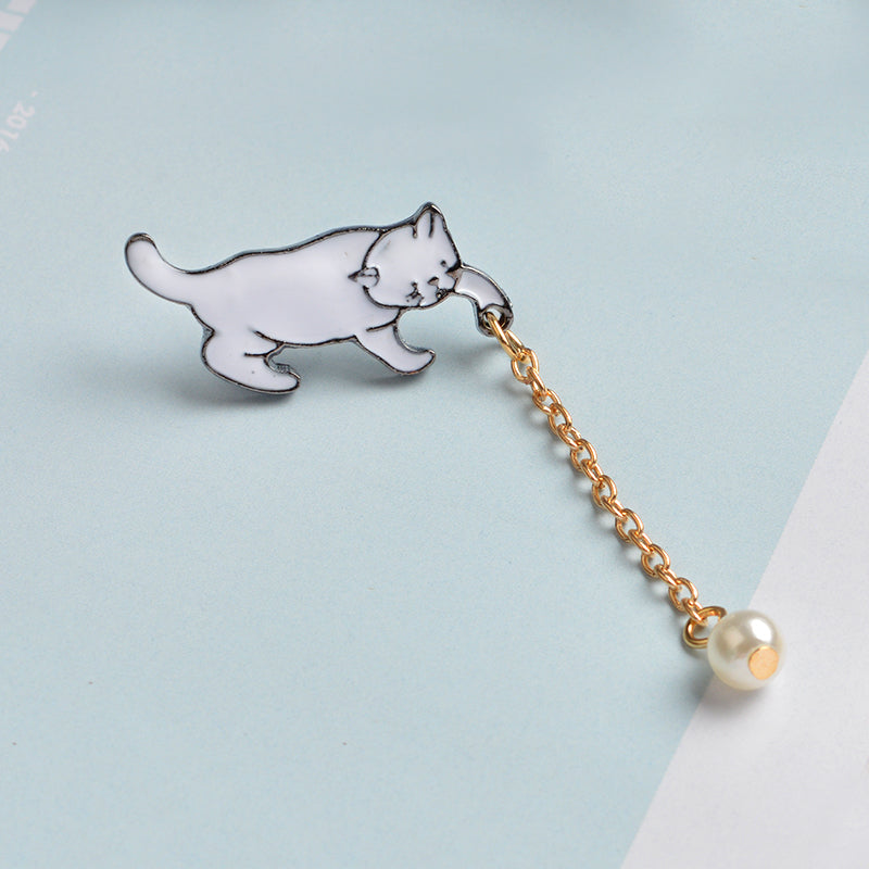Pin avec une chaîne - chaton avec une perle