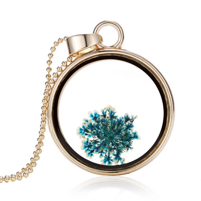 Collier avec une fleur séchée