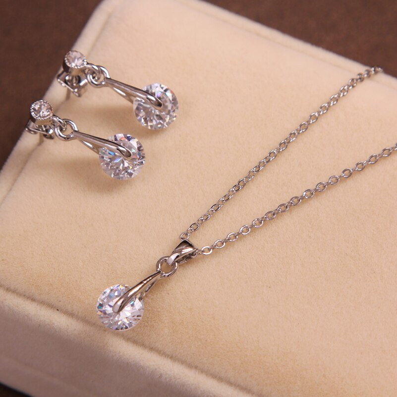Ensemble de bijoux avec un pendentif en zircone cubique