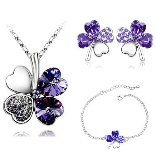 Un ensemble de bijoux avec un trèfle à quatre feuilles