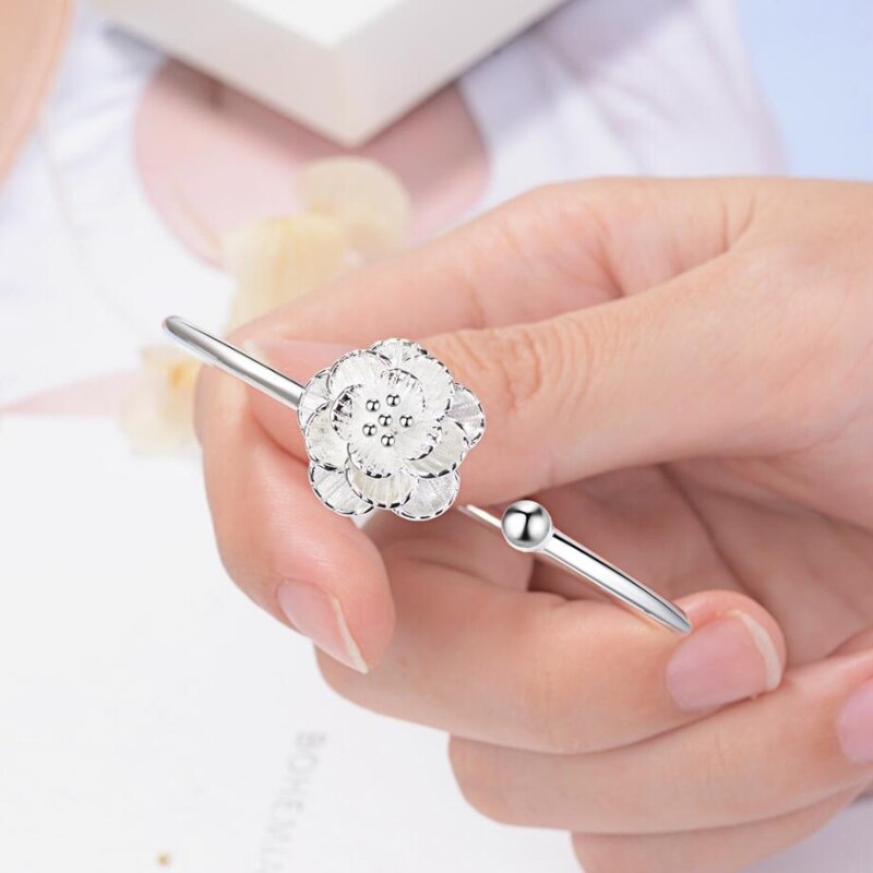 Bracelet avec une fleur