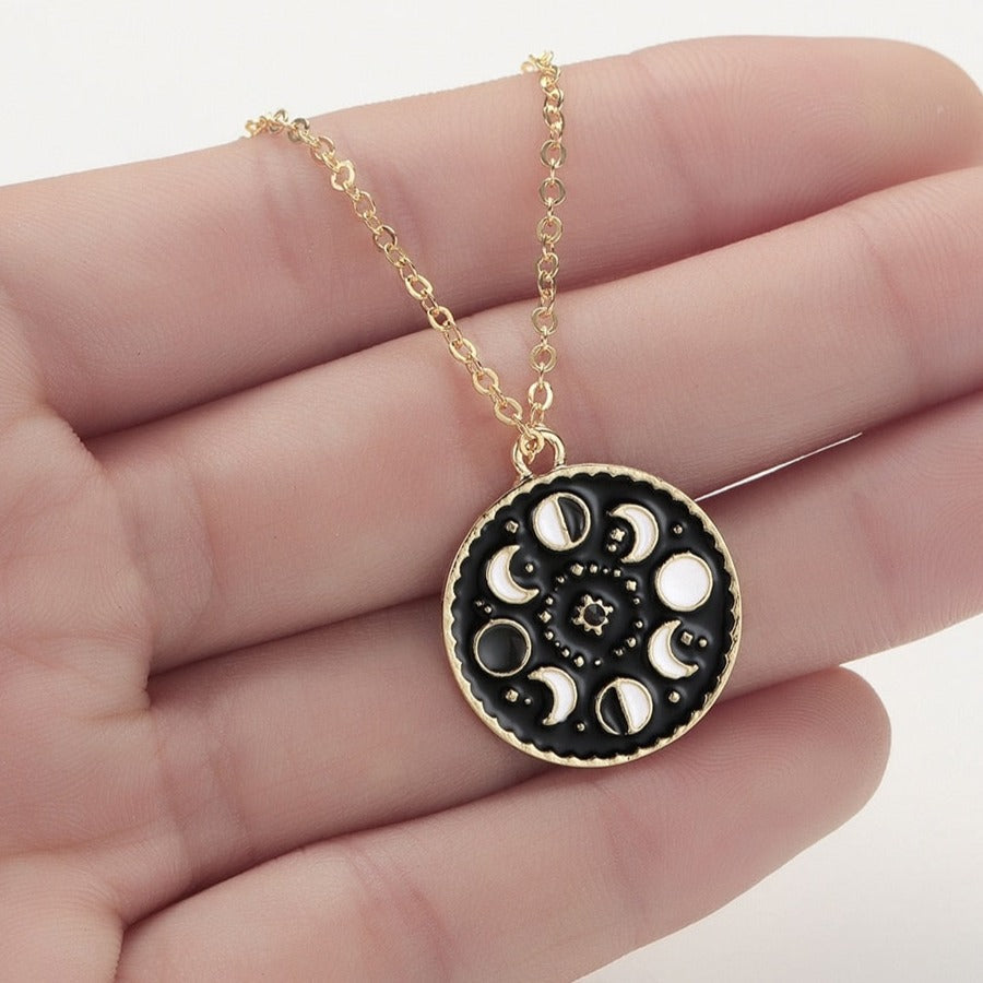 Collier avec un pendentif en forme de phases de la lune