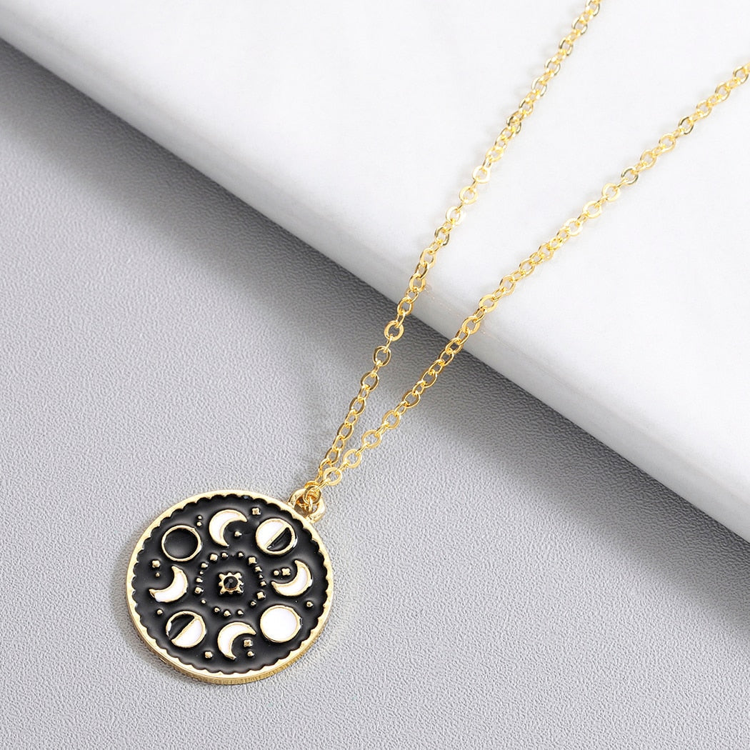 Collier avec un pendentif en forme de phases de la lune