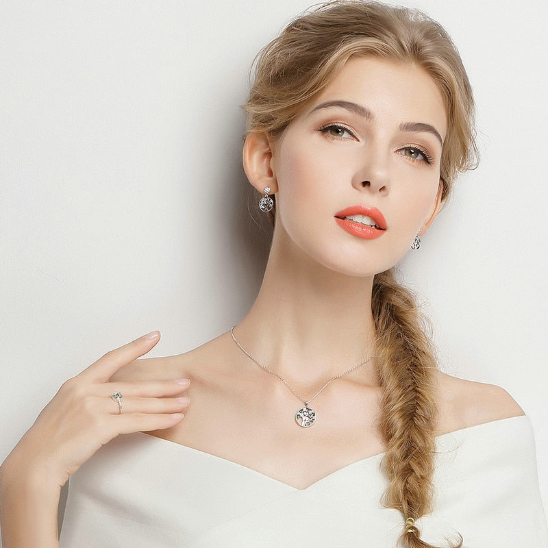 Collier avec motif d'arbre