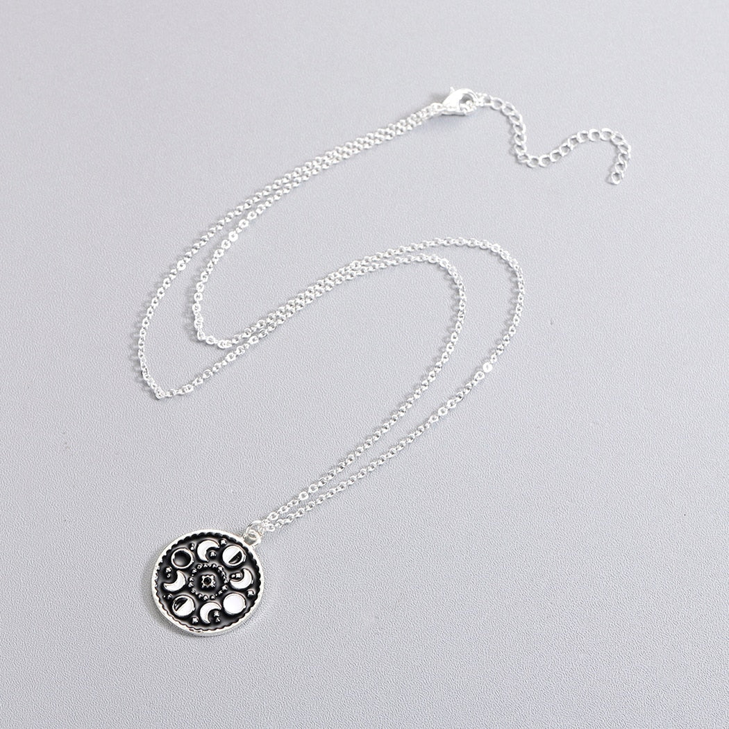 Collier avec un pendentif en forme de phases de la lune