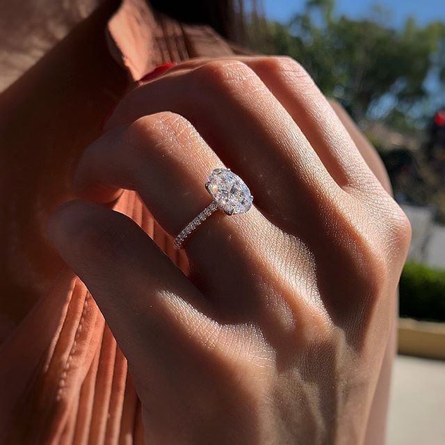 Bague avec zircons et un grand œillet
