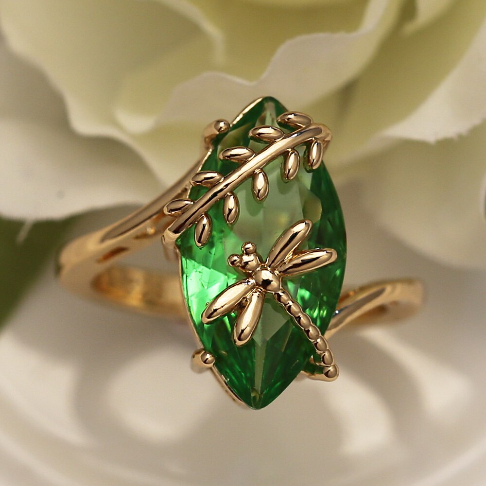 Libellule sur bague en pierre