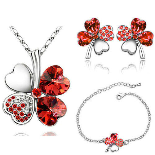Un ensemble de bijoux avec un trèfle à quatre feuilles