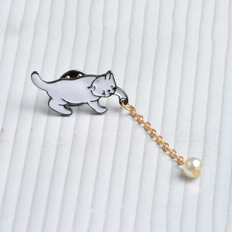 Pin avec une chaîne - chaton avec une perle
