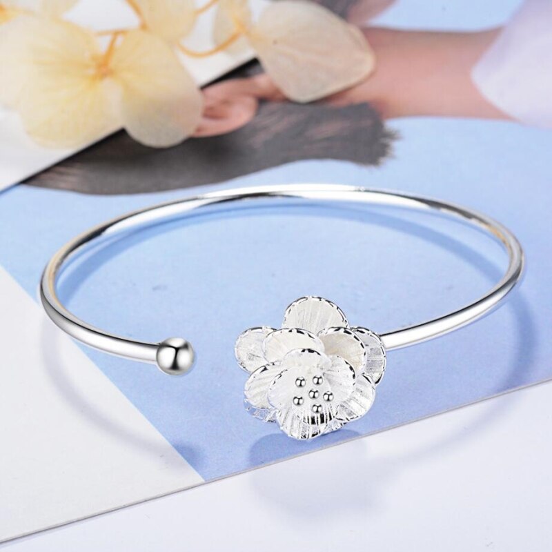 Bracelet avec une fleur