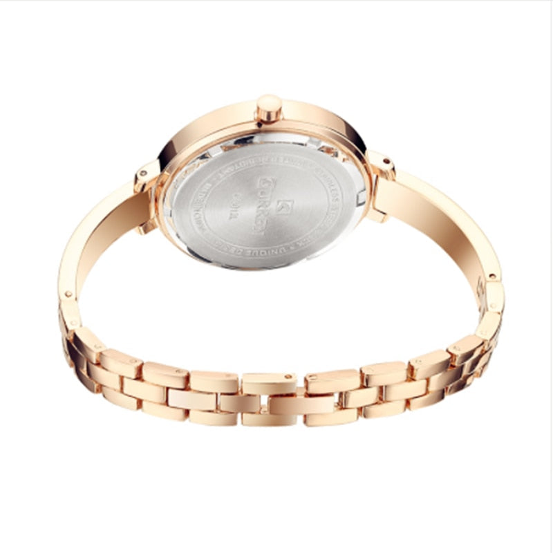 Montre pour dames sur un délicat bracelet décoratif