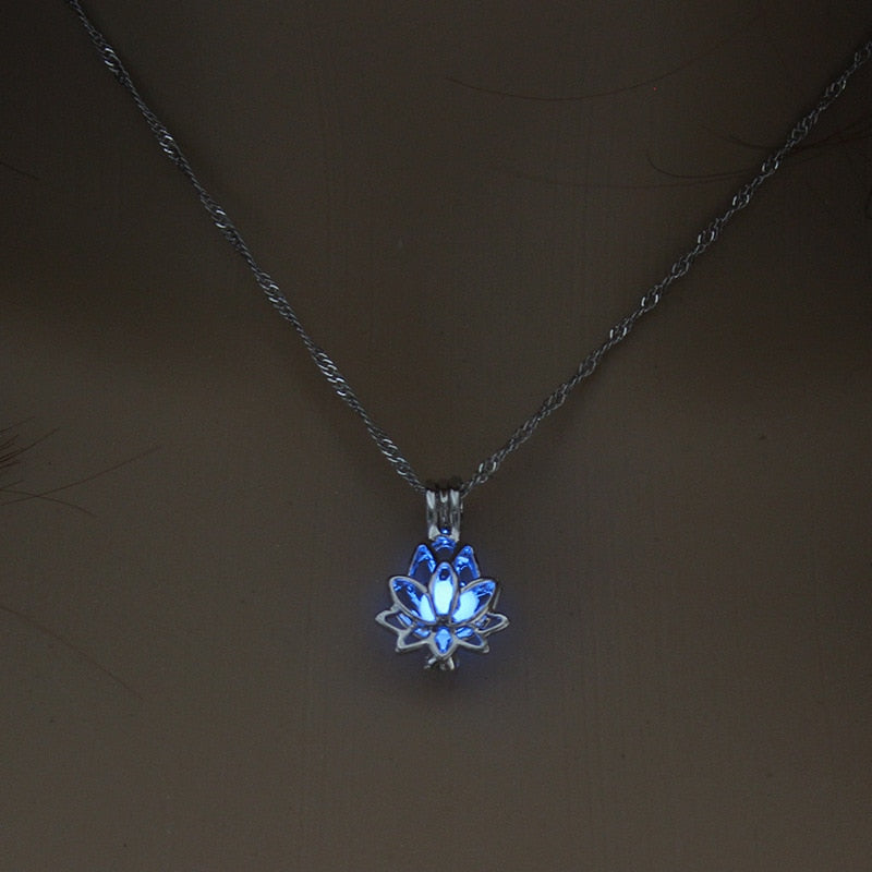 Collier lumineux avec une fleur de lotus