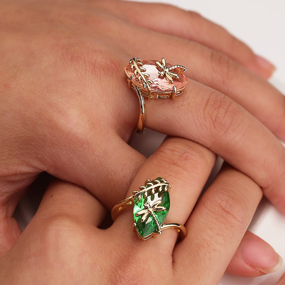 Libellule sur bague en pierre