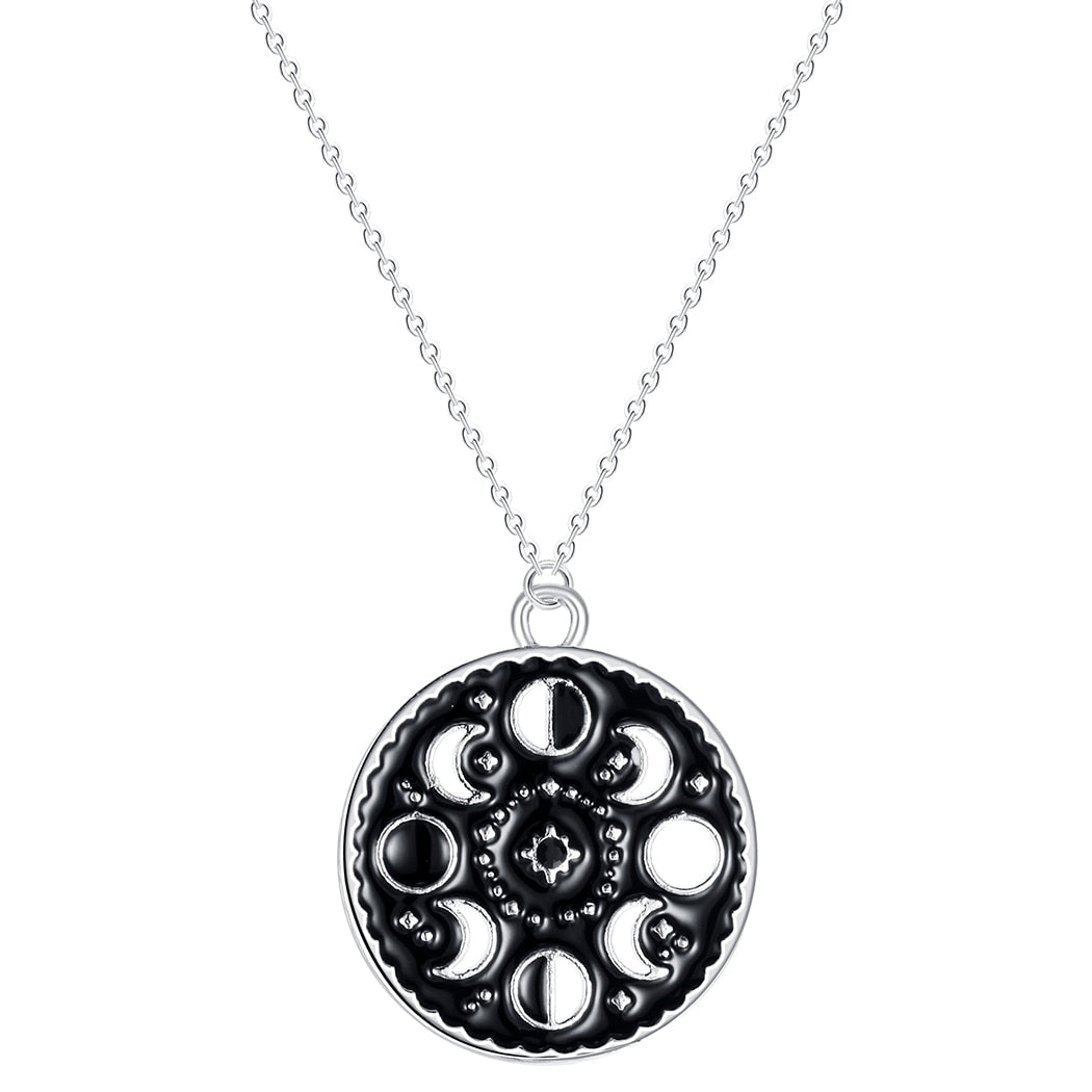 Collier avec un pendentif en forme de phases de la lune
