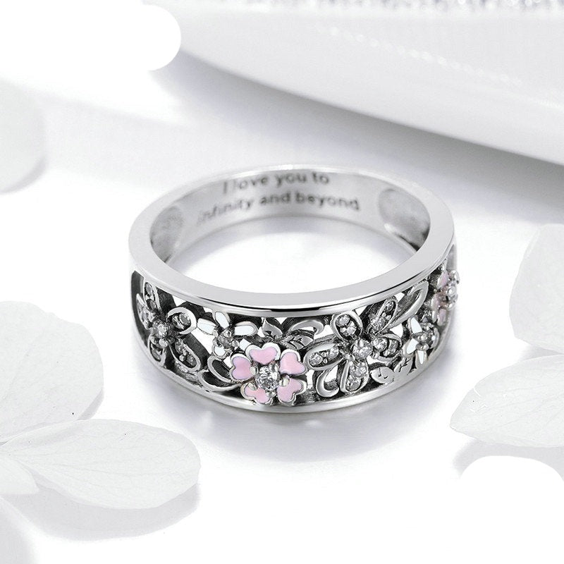Bague ajourée avec des fleurs