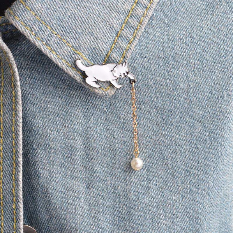 Pin avec une chaîne - chaton avec une perle