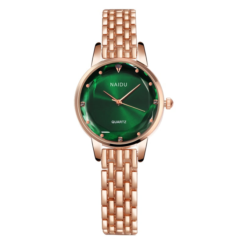 Élégante montre pour dames sur un bracelet avec un cadran coloré