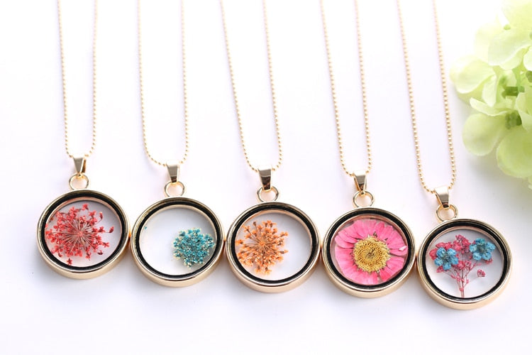 Collier avec une fleur séchée
